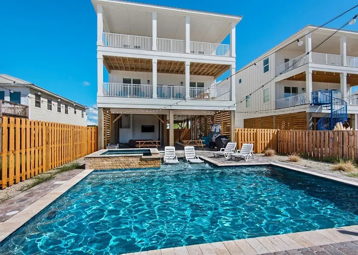 Spacious 14-guest House Pool Pickleball