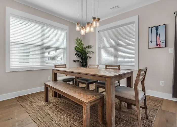 Spacious 14-guest House Pool Pickleball Apartment