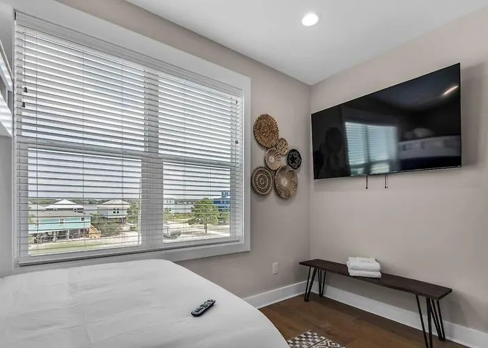 Spacious 14-guest House Pool Pickleball Apartment