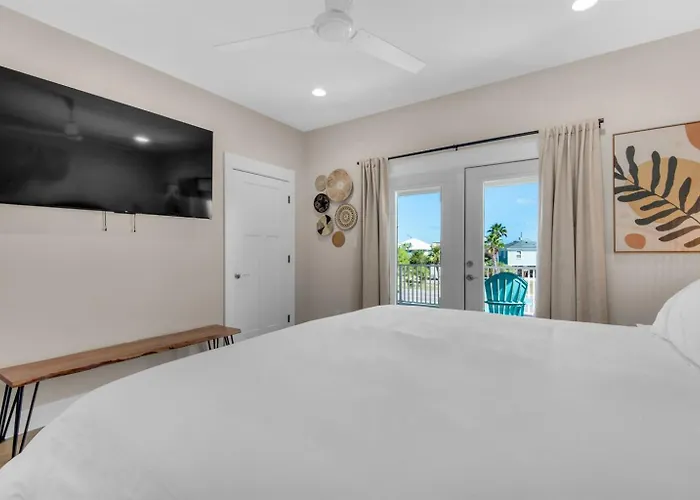 Spacious 14-guest House Pool Pickleball