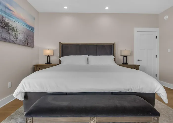Spacious 14-guest House Pool Pickleball