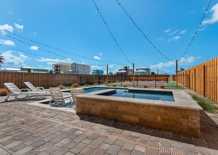 Spacious 14-guest House Pool Pickleball Apartment