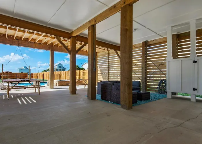 Spacious 14-guest House Pool Pickleball