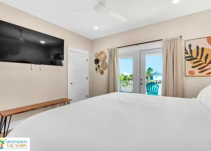 Beachside Escape W Pool, Views & Pickleball Fun